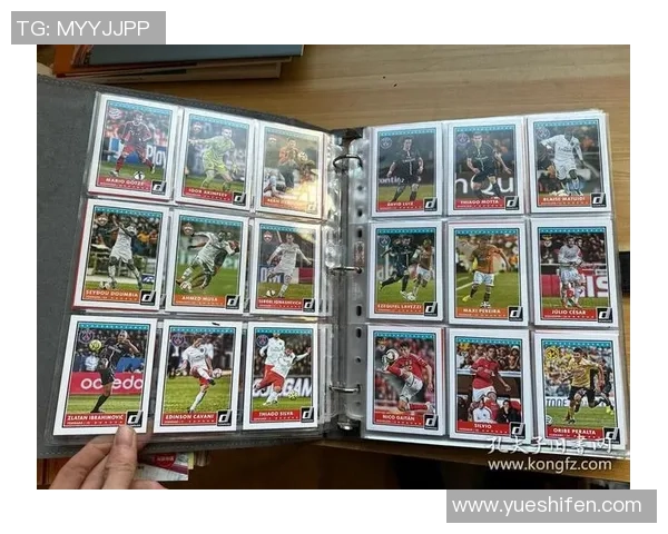 小学生挑战球星卡足球拆包大赛 看谁能集齐全套珍稀卡片